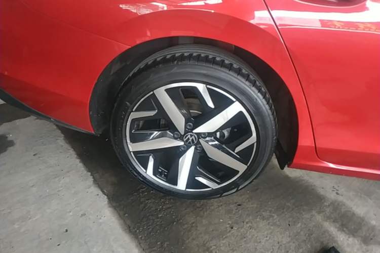 Used Volkswagen Lamando 2022 Lavida L 280TSI DSG Cool & Spicy Edition Right Rear Wheel Hub