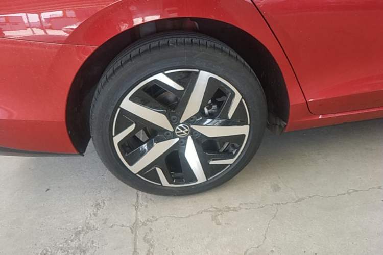 Used Volkswagen Lamando 2022 Lavida L 280TSI DSG Cool & Spicy Edition Right Rear Wheel Hub