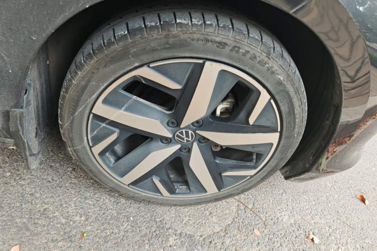 Used Volkswagen Lamando 2022 Lavida L 280TSI DSG Cool & Spicy Edition Right Front Wheel Hub