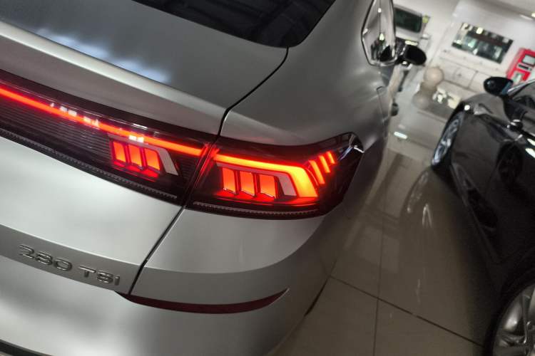 Used Volkswagen Lamando 2022 Lavida L 280TSI DSG Cool & Spicy Edition Right Rear Taillight