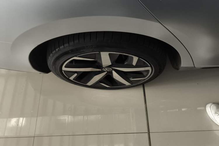 Used Volkswagen Lamando 2022 Lavida L 280TSI DSG Cool & Spicy Edition Right Rear Wheel Hub