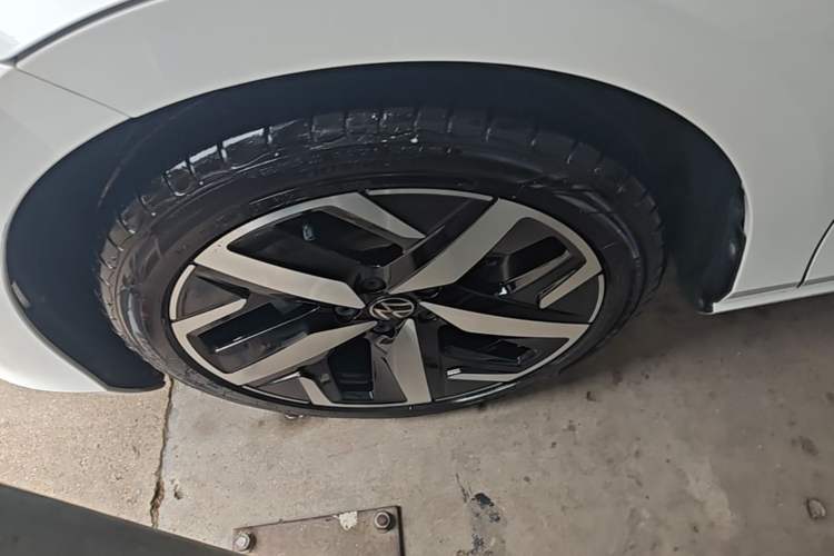 Used Volkswagen Lamando 2022 Lavida L 280TSI DSG Cool & Spicy Edition Left Front Wheel Hub