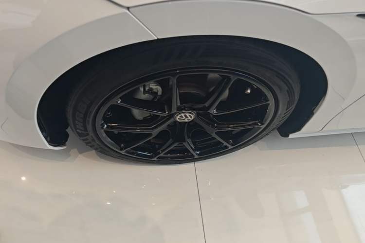 Used Volkswagen Lamando 2022 Lavida L 280TSI DSG Cool & Spicy Edition Left Front Wheel Hub