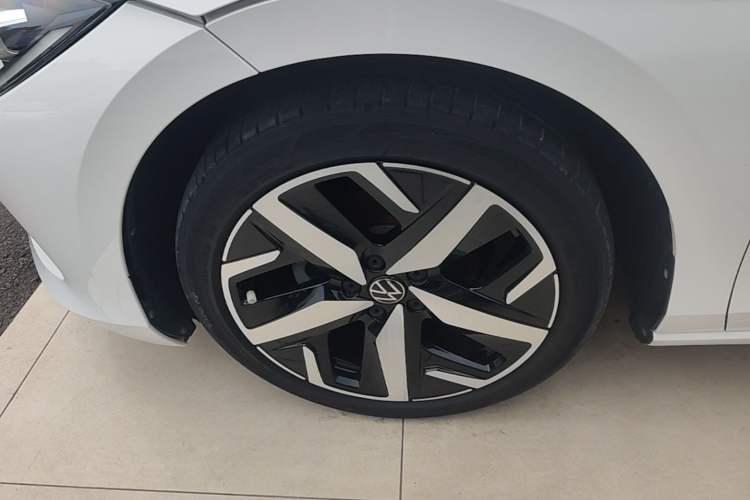 Used Volkswagen Lamando 2022 Lavida L 280TSI DSG Cool & Spicy Edition Left Front Wheel Hub