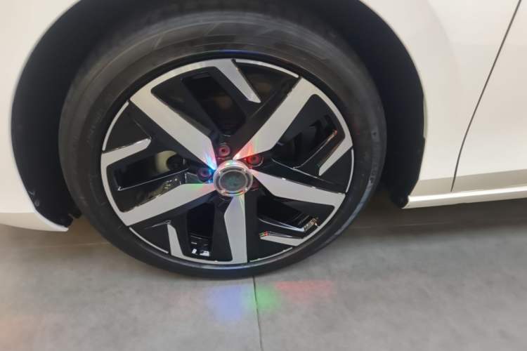 Used Volkswagen Lamando 2022 Lavida L 280TSI DSG Cool & Spicy Edition Left Front Wheel Hub