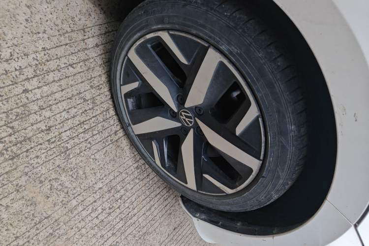 Used Volkswagen Lamando 2022 Lavida L 280TSI DSG Cool & Spicy Edition Right Front Wheel Hub
