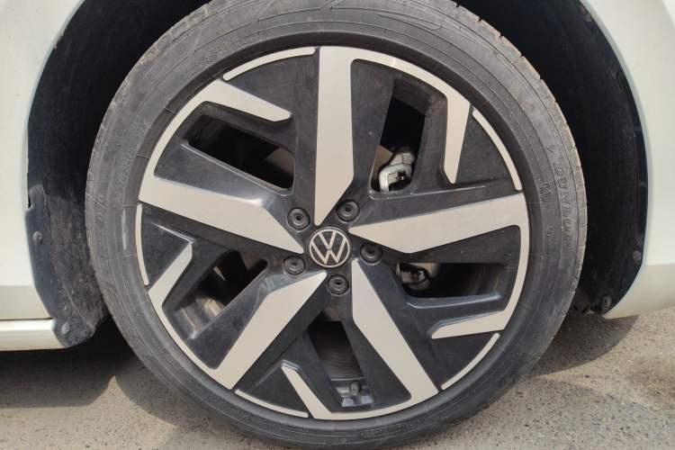 Used Volkswagen Lamando 2022 Lavida L 280TSI DSG Cool & Spicy Edition Right Front Wheel Hub