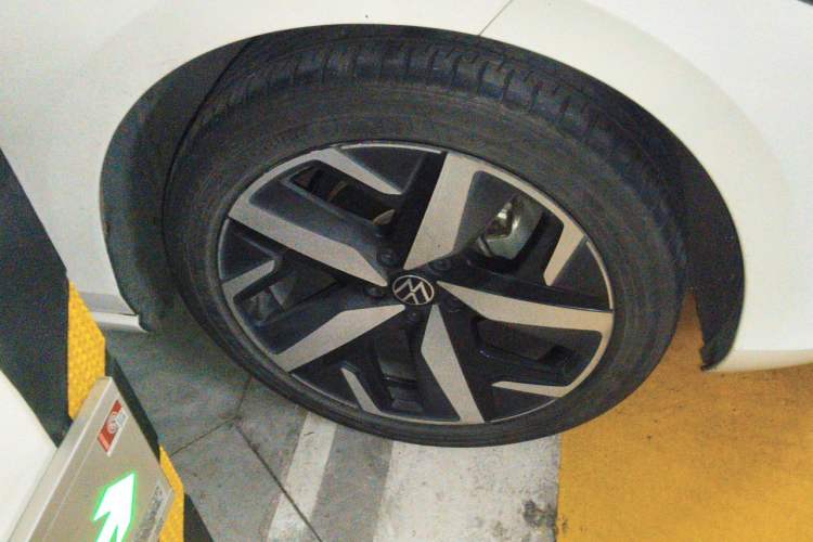 Used Volkswagen Lamando 2022 Lavida L 280TSI DSG Cool & Spicy Edition Right Front Wheel Hub