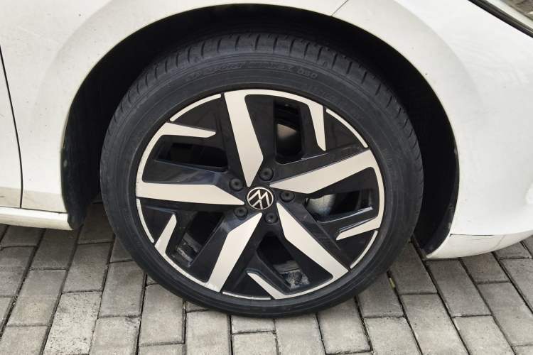 Used Volkswagen Lamando 2022 Lavida L 280TSI DSG Cool & Spicy Edition Right Front Wheel Hub