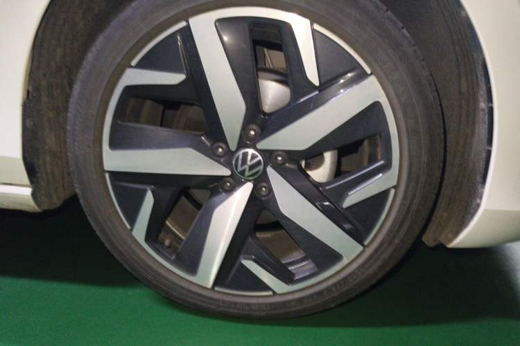 Used Volkswagen Lamando 2022 Lavida L 280TSI DSG Cool & Spicy Edition Right Front Wheel Hub