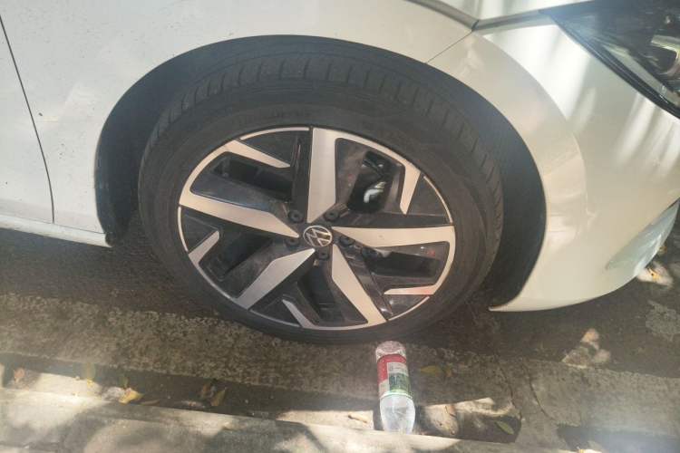 Used Volkswagen Lamando 2022 Lavida L 280TSI DSG Cool & Spicy Edition Right Front Wheel Hub