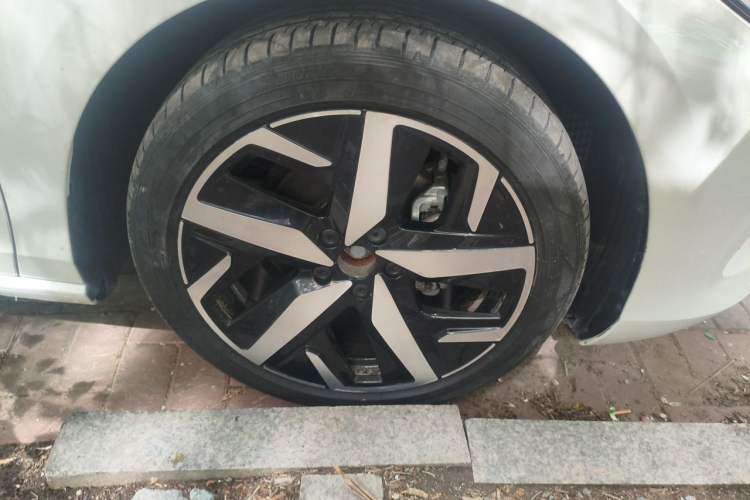 Used Volkswagen Lamando 2022 Lavida L 280TSI DSG Cool & Spicy Edition Right Front Wheel Hub