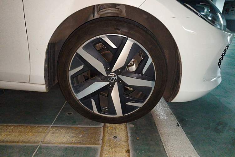 Used Volkswagen Lamando 2022 Lavida L 280TSI DSG Cool & Spicy Edition Right Front Wheel Hub