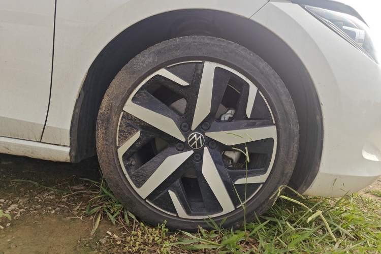 Used Volkswagen Lamando 2022 Lavida L 280TSI DSG Cool & Spicy Edition Right Front Wheel Hub