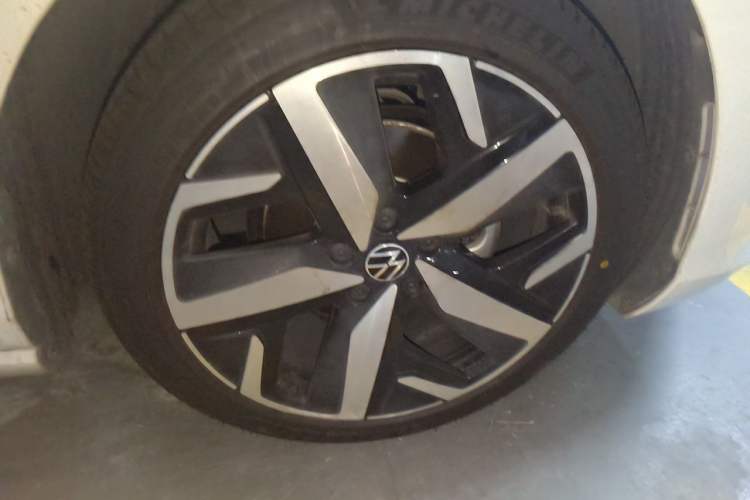 Used Volkswagen Lamando 2022 Lavida L 280TSI DSG Cool & Spicy Edition Right Front Wheel Hub
