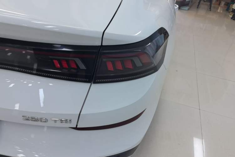 Used Volkswagen Lamando 2022 Lavida L 280TSI DSG Cool & Spicy Edition Right Rear Taillight