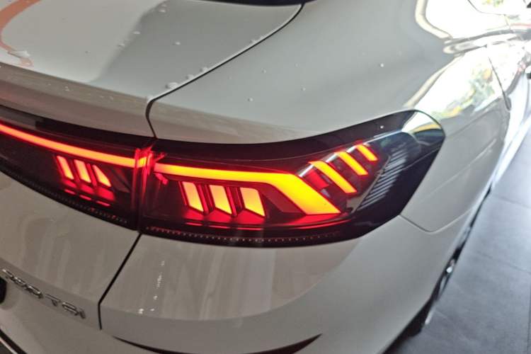 Used Volkswagen Lamando 2022 Lavida L 280TSI DSG Cool & Spicy Edition Right Rear Taillight