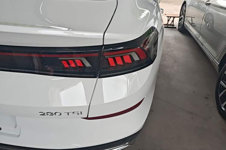 Used Volkswagen Lamando 2022 Lavida L 280TSI DSG Cool & Spicy Edition Right Rear Taillight