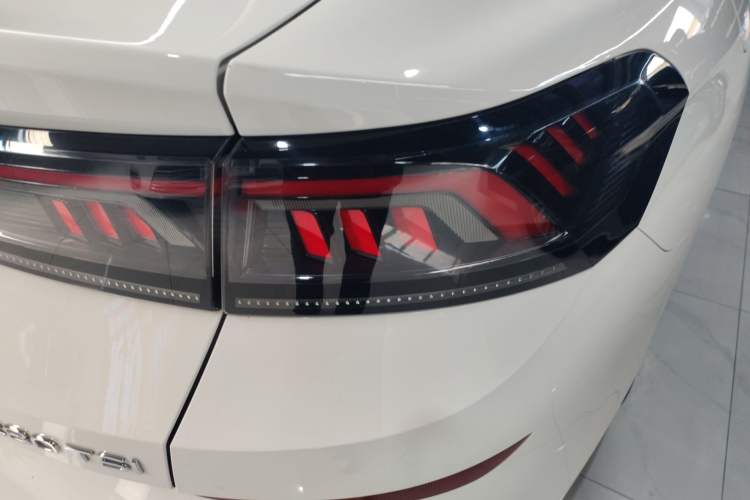 Used Volkswagen Lamando 2022 Lavida L 280TSI DSG Cool & Spicy Edition Right Rear Taillight