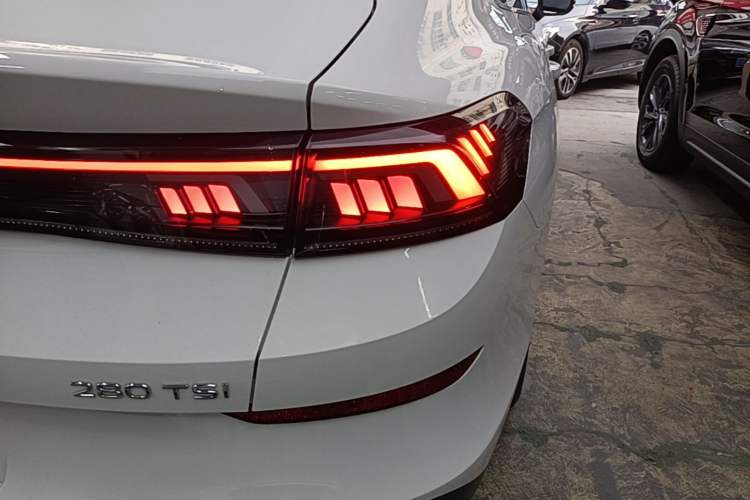 Used Volkswagen Lamando 2022 Lavida L 280TSI DSG Cool & Spicy Edition Right Rear Taillight
