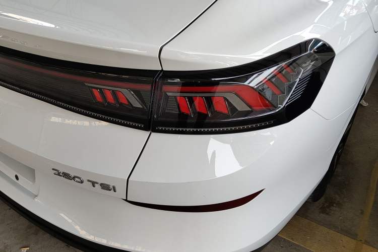 Used Volkswagen Lamando 2022 Lavida L 280TSI DSG Hot Edition Right Rear Taillight