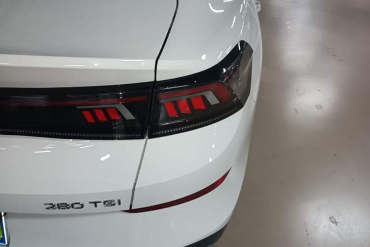 Used Volkswagen Lamando 2022 Lavida L 280TSI DSG Cool & Spicy Edition Right Rear Taillight