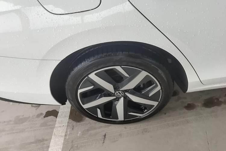Used Volkswagen Lamando 2022 Lavida L 280TSI DSG Cool & Spicy Edition Right Rear Wheel Hub
