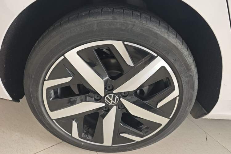 Used Volkswagen Lamando 2022 Lavida L 280TSI DSG Cool & Spicy Edition Right Rear Wheel Hub