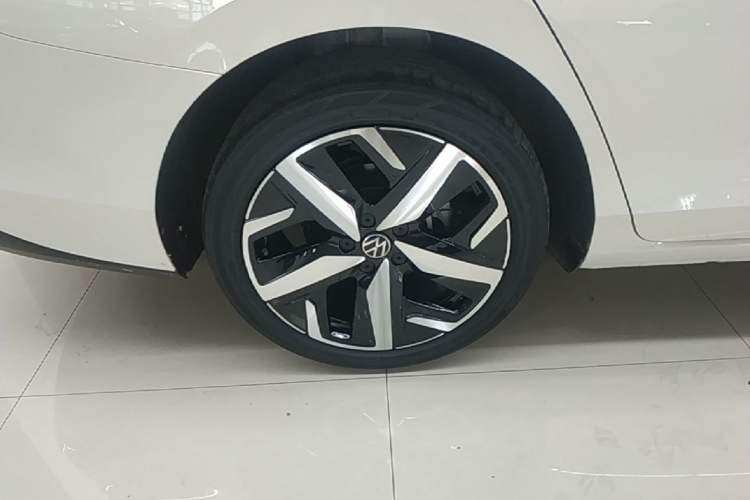 Used Volkswagen Lamando 2022 Lavida L 280TSI DSG Cool & Spicy Edition Right Rear Wheel Hub