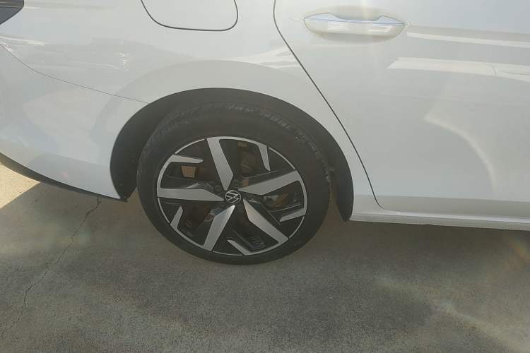 Used Volkswagen Lamando 2022 Lavida L 280TSI DSG Cool & Spicy Edition Right Rear Wheel Hub