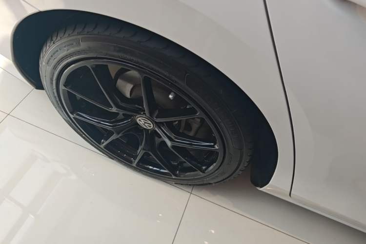 Used Volkswagen Lamando 2022 Lavida L 280TSI DSG Cool & Spicy Edition Right Rear Wheel Hub