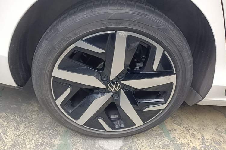 Used Volkswagen Lamando 2022 Lavida L 280TSI DSG Cool & Spicy Edition Right Rear Wheel Hub
