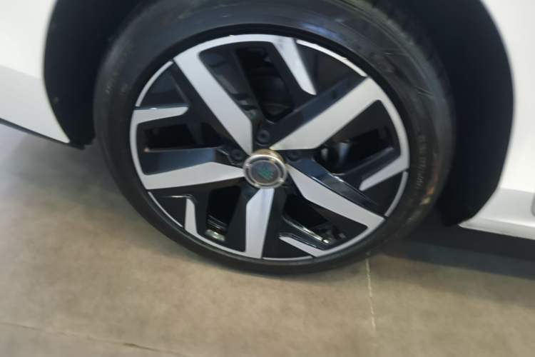 Used Volkswagen Lamando 2022 Lavida L 280TSI DSG Cool & Spicy Edition Right Rear Wheel Hub