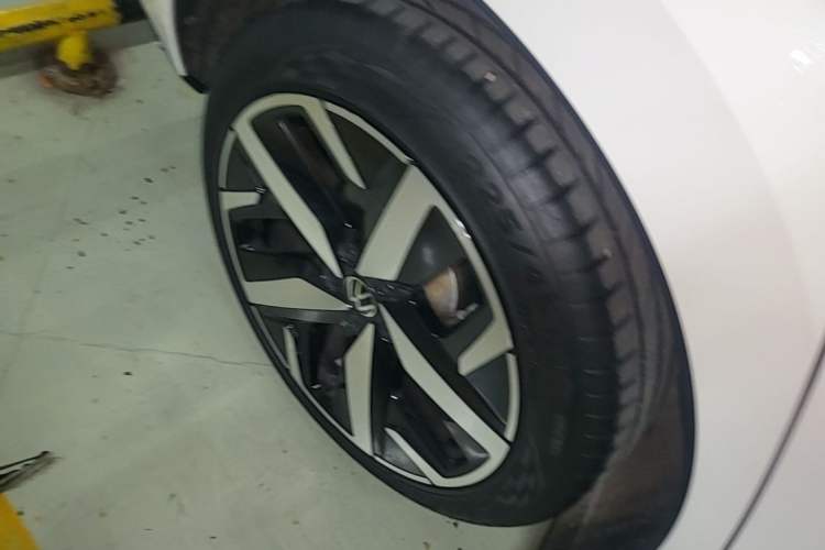 Used Volkswagen Lamando 2022 Lavida L 280TSI DSG Cool & Spicy Edition Right Rear Wheel Hub