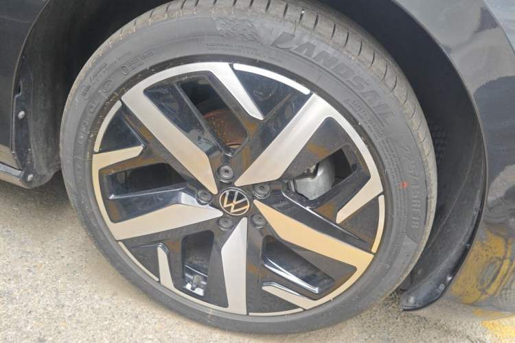 Used Volkswagen Lamando 2023 Lavida L 280TSI DSG Cool & Spicy Edition Right Front Wheel Hub
