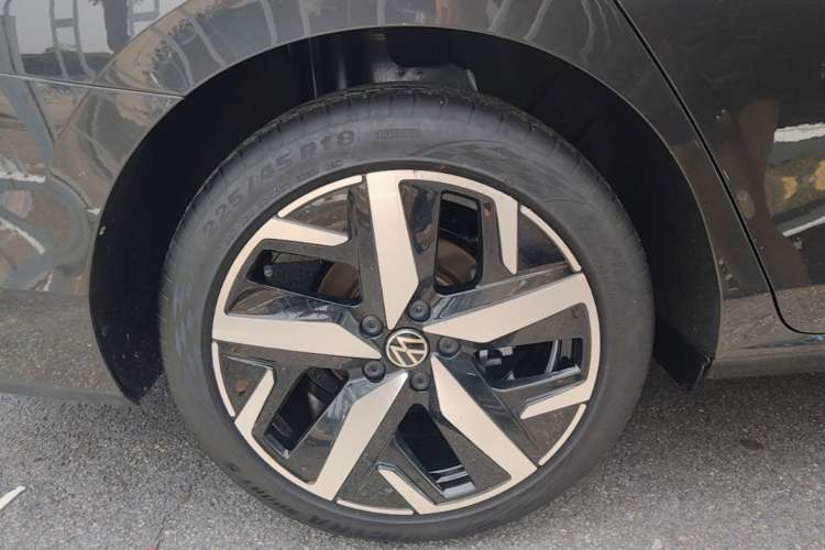 Used Volkswagen Lamando 2023 Lavida L 280TSI DSG Cool & Spicy Edition Right Rear Wheel Hub