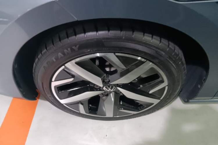 Used Volkswagen Lamando 2023 Lavida L 280TSI DSG Cool & Spicy Edition Left Front Wheel Hub