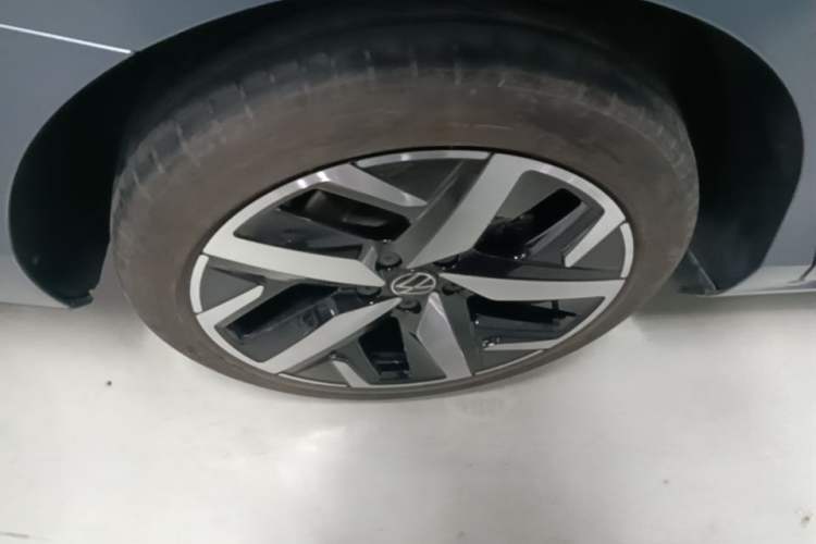 Used Volkswagen Lamando 2023 Lavida L 280TSI DSG Cool & Spicy Edition Right Rear Wheel Hub
