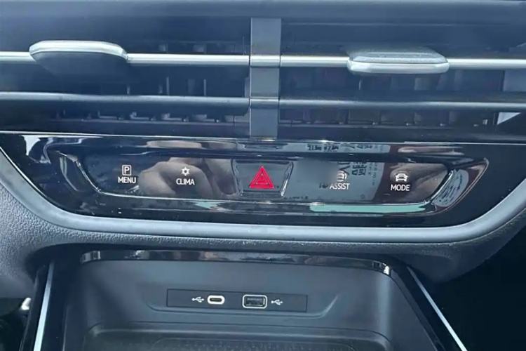 Used Volkswagen Lamando 2023 Lavida L 280TSI DSG Cool & Spicy Edition Audio And AC Panel