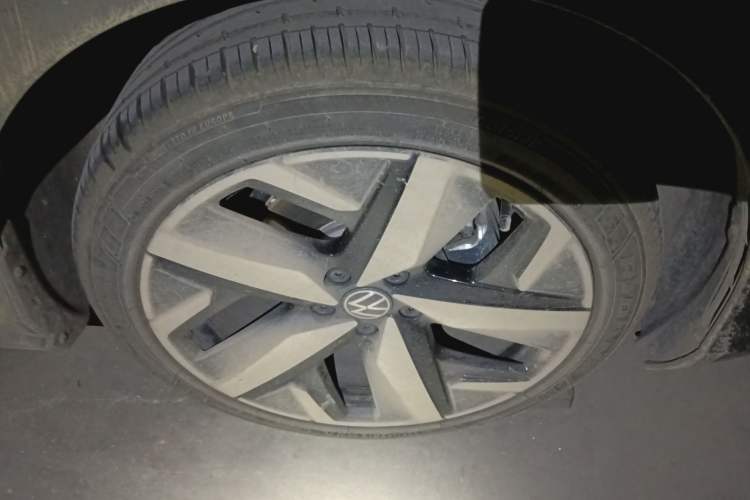 Used Volkswagen Lamando 2023 Lavida L 280TSI DSG Cool & Spicy Edition Right Front Wheel Hub