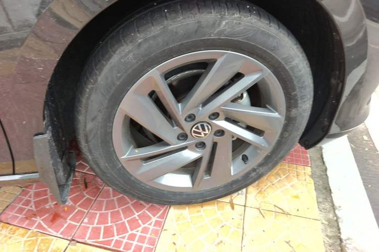 Used Volkswagen Lamando 2023 Lavida L 280TSI DSG Spicy Edition Right Front Wheel Hub