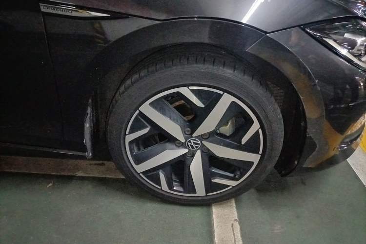 Used Volkswagen Lamando 2023 Lavida L 280TSI DSG Cool & Spicy Edition Right Front Wheel Hub
