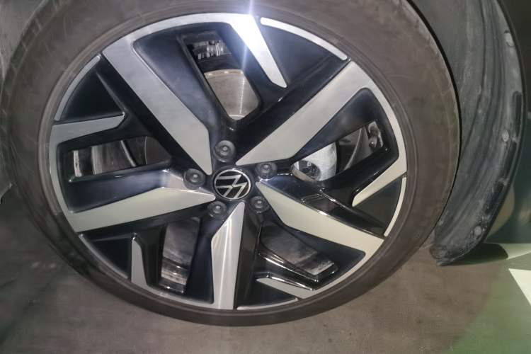 Used Volkswagen Lamando 2023 Lavida L 280TSI DSG Cool & Spicy Edition Right Front Wheel Hub