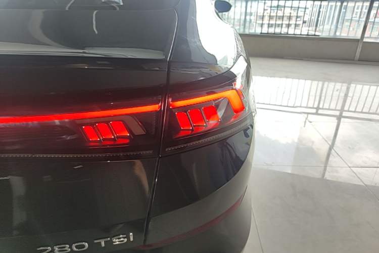 Used Volkswagen Lamando 2023 Lavida L 280TSI DSG Cool & Spicy Edition Right Rear Taillight
