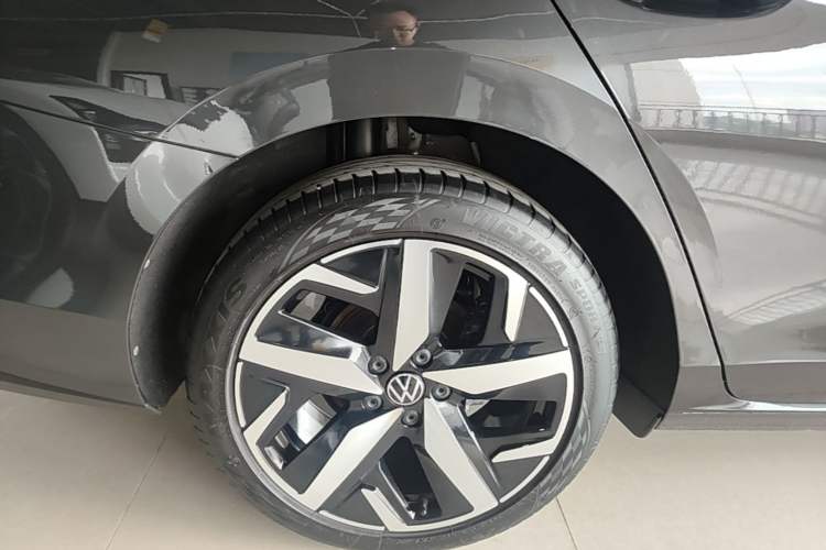 Used Volkswagen Lamando 2023 Lavida L 280TSI DSG Cool & Spicy Edition Right Rear Wheel Hub