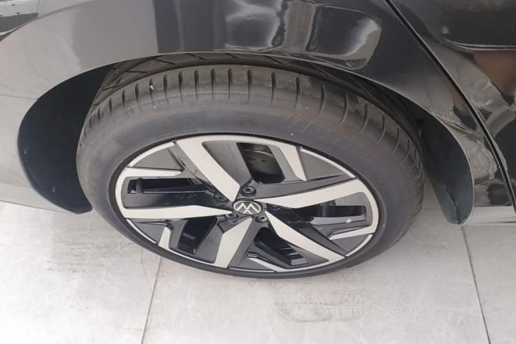 Used Volkswagen Lamando 2023 Lavida L 280TSI DSG Cool & Spicy Edition Right Rear Wheel Hub