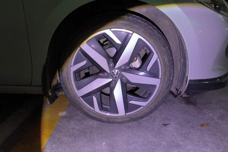 Used Volkswagen Lamando 2023 Lavida L 280TSI DSG Cool & Spicy Edition Right Front Wheel Hub