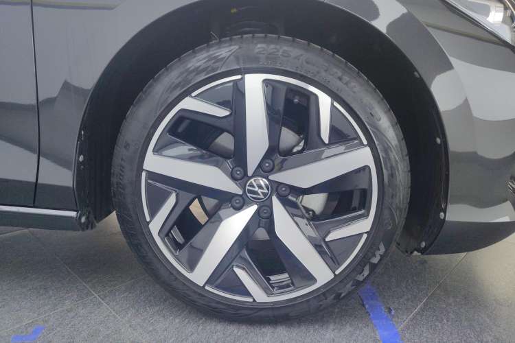 Used Volkswagen Lamando 2023 Lavida L 280TSI DSG Cool & Spicy Edition Right Rear Wheel Hub