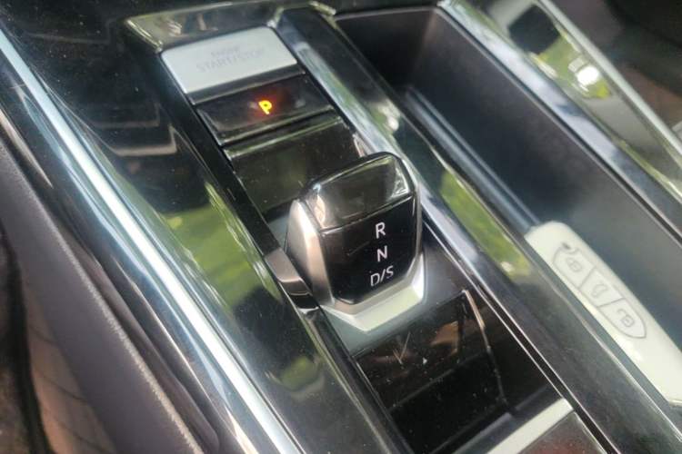 Used Volkswagen Lamando 2023 Lavida L 280TSI DSG Cool & Spicy Edition Gear Lever