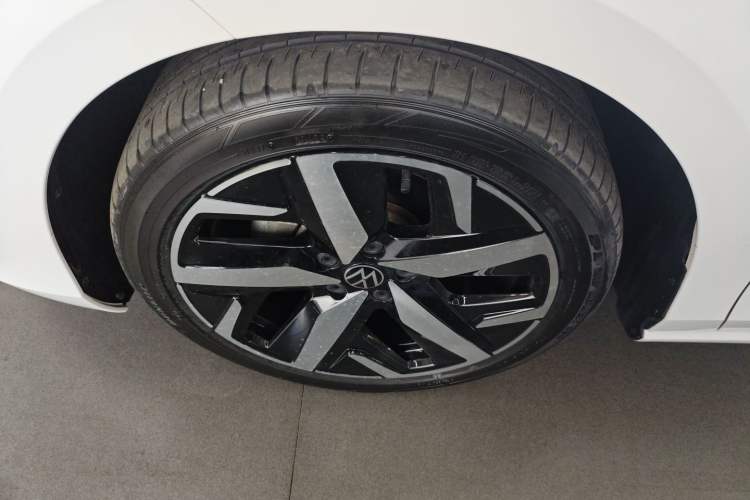 Used Volkswagen Lamando 2023 Lavida L 280TSI DSG Cool & Spicy Edition Left Front Wheel Hub